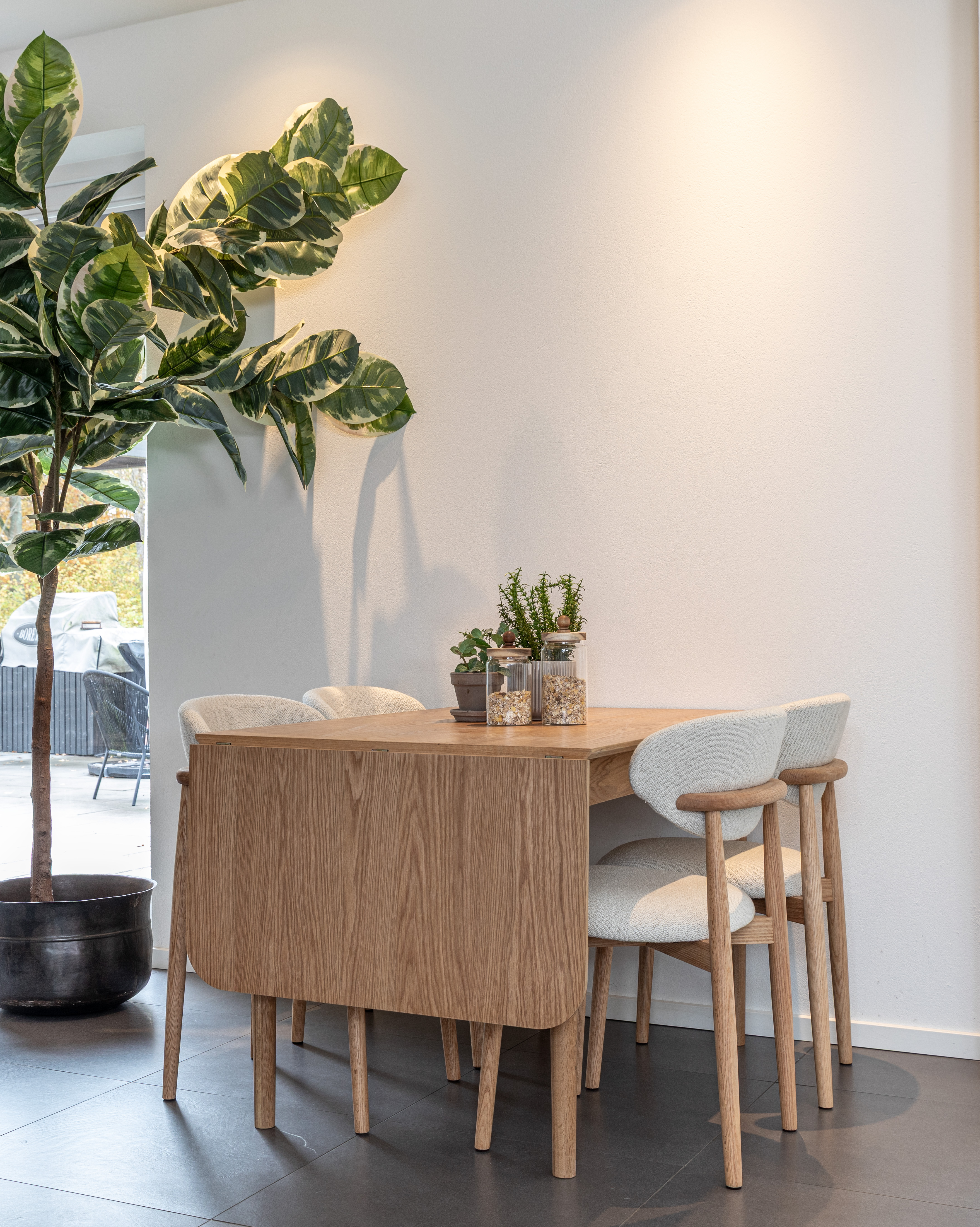 Oskar matgrupp ek 120x80cm + klaff med Le chic stolar