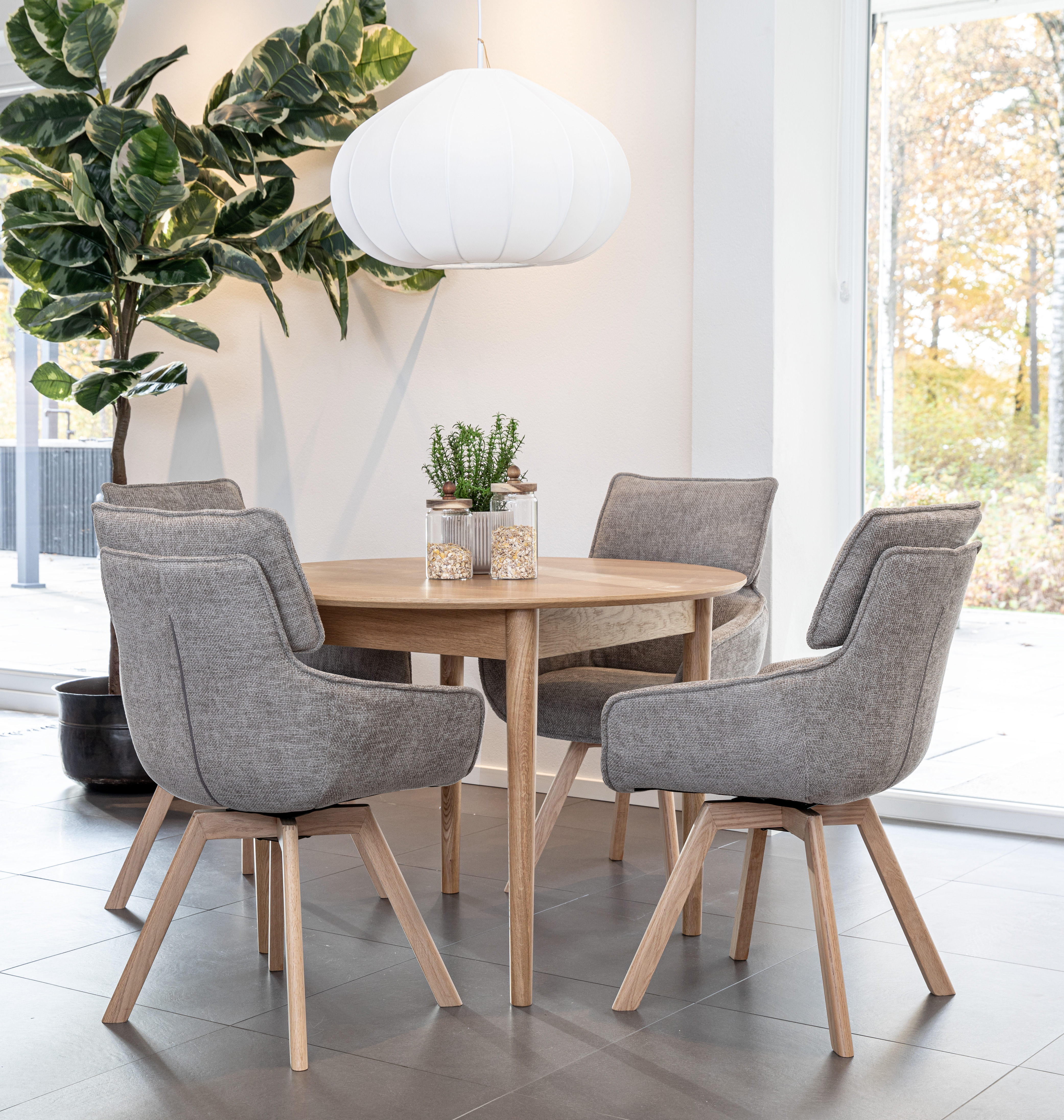 Oskar matgrupp ek 105cm Ø med Alessia stolar