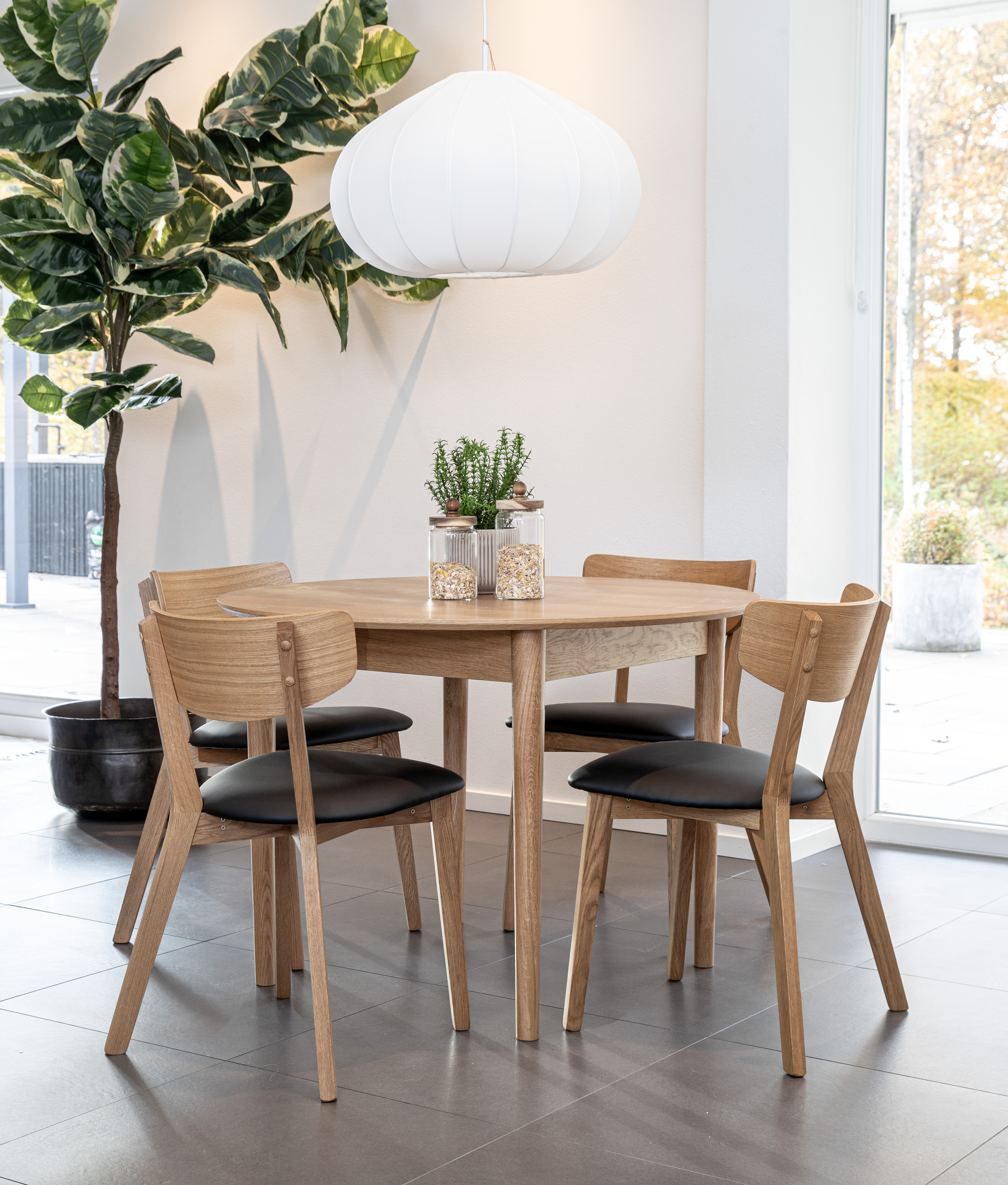 Oskar matgrupp ek 105cm Ø med Alex stolar