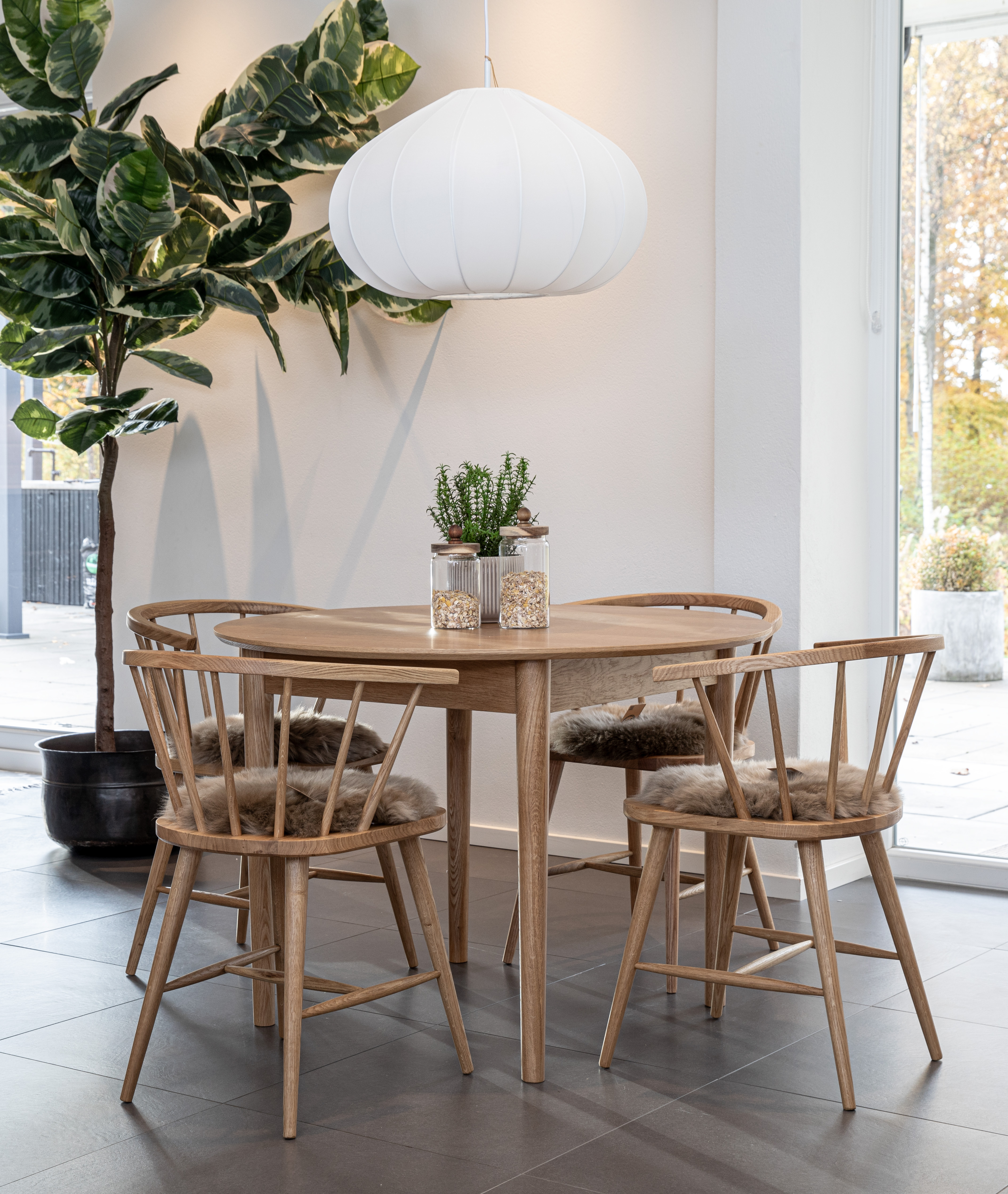 Oskar matgrupp ek 105cm Ø med Björke stolar