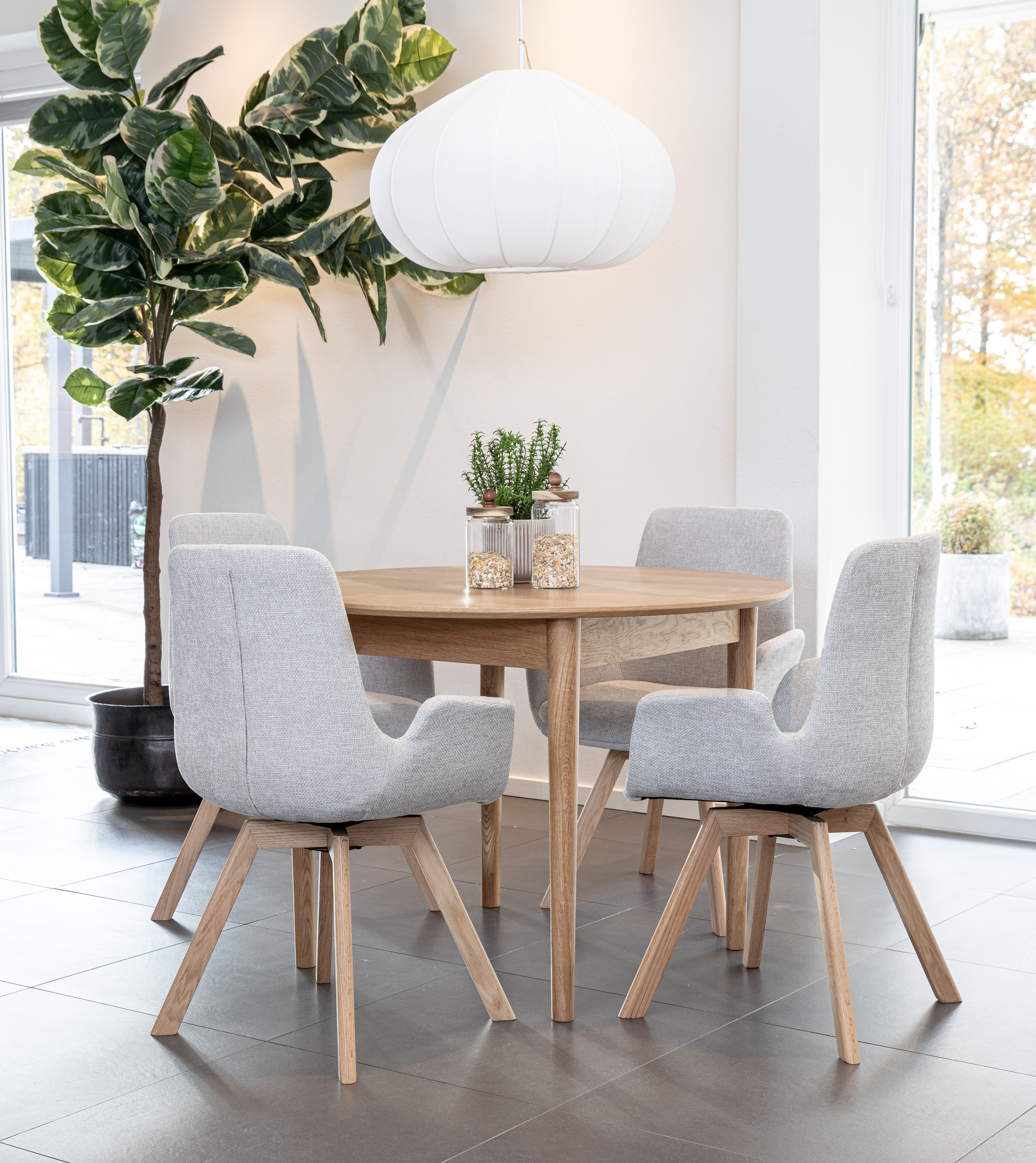 Oskar matgrupp ek 105cm Ø med Chiara stolar