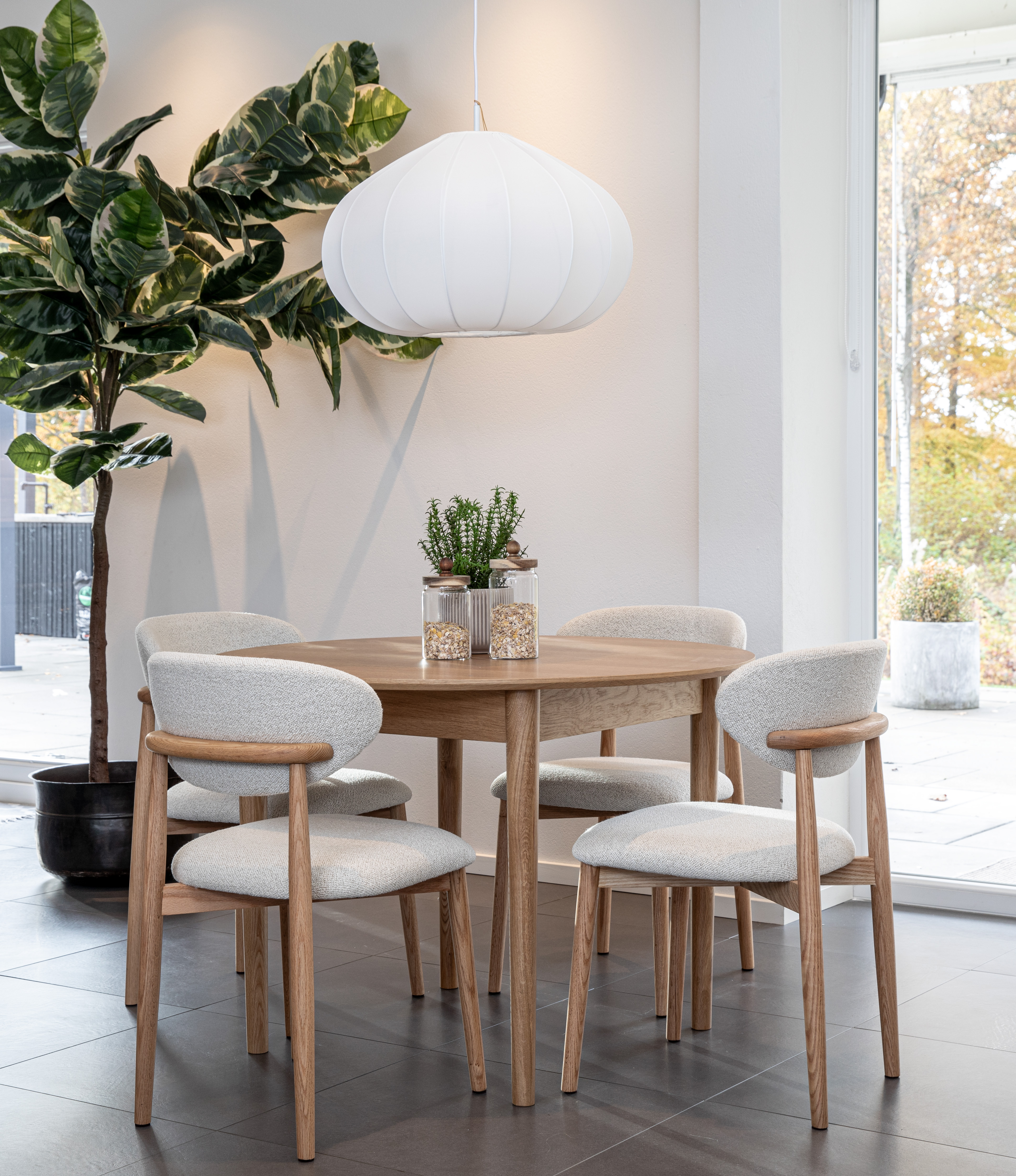 Oskar matgrupp ek 105cm Ø med Le chic stolar