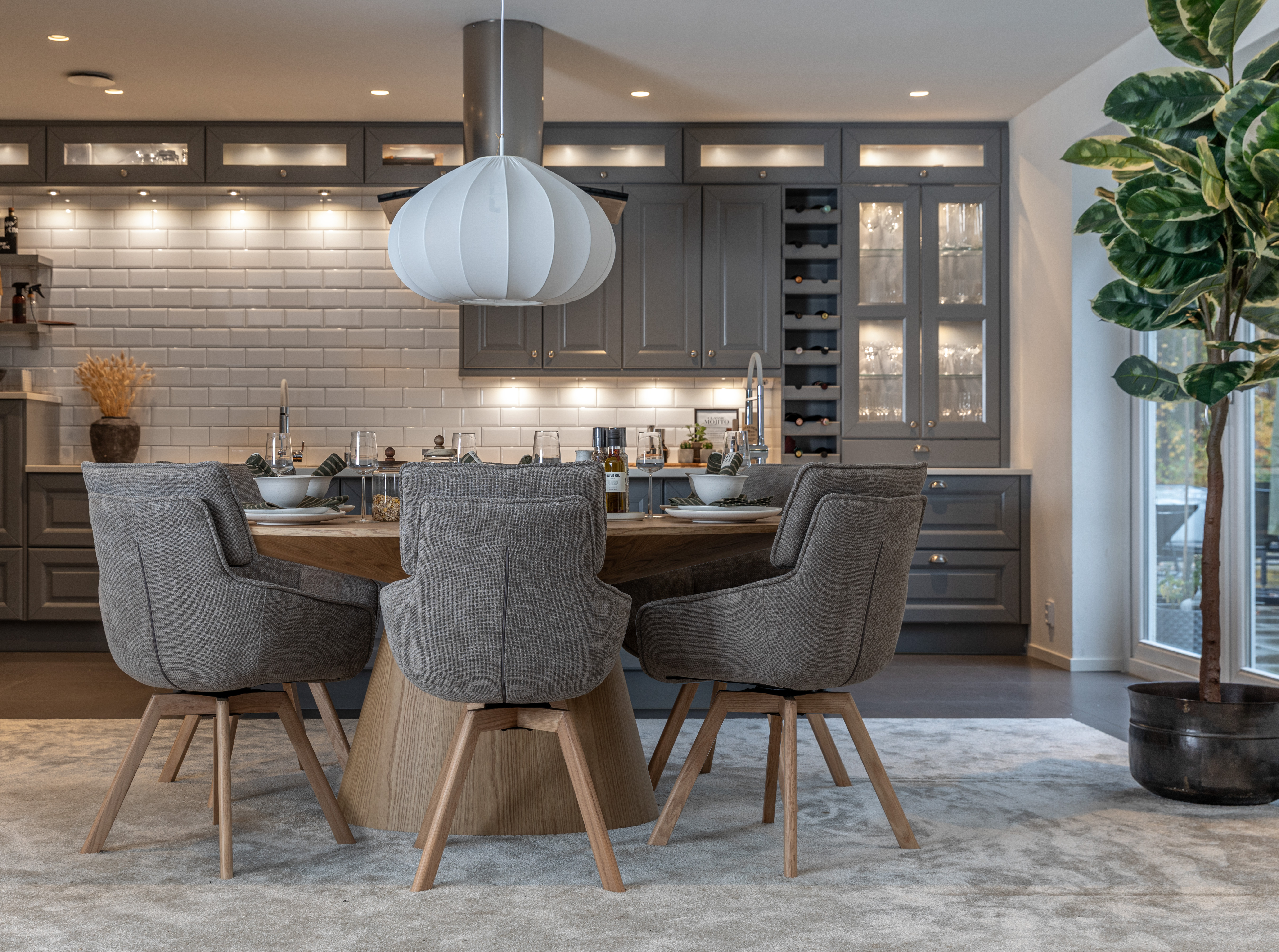 Float matbord ovalt ek med Alessia stolar