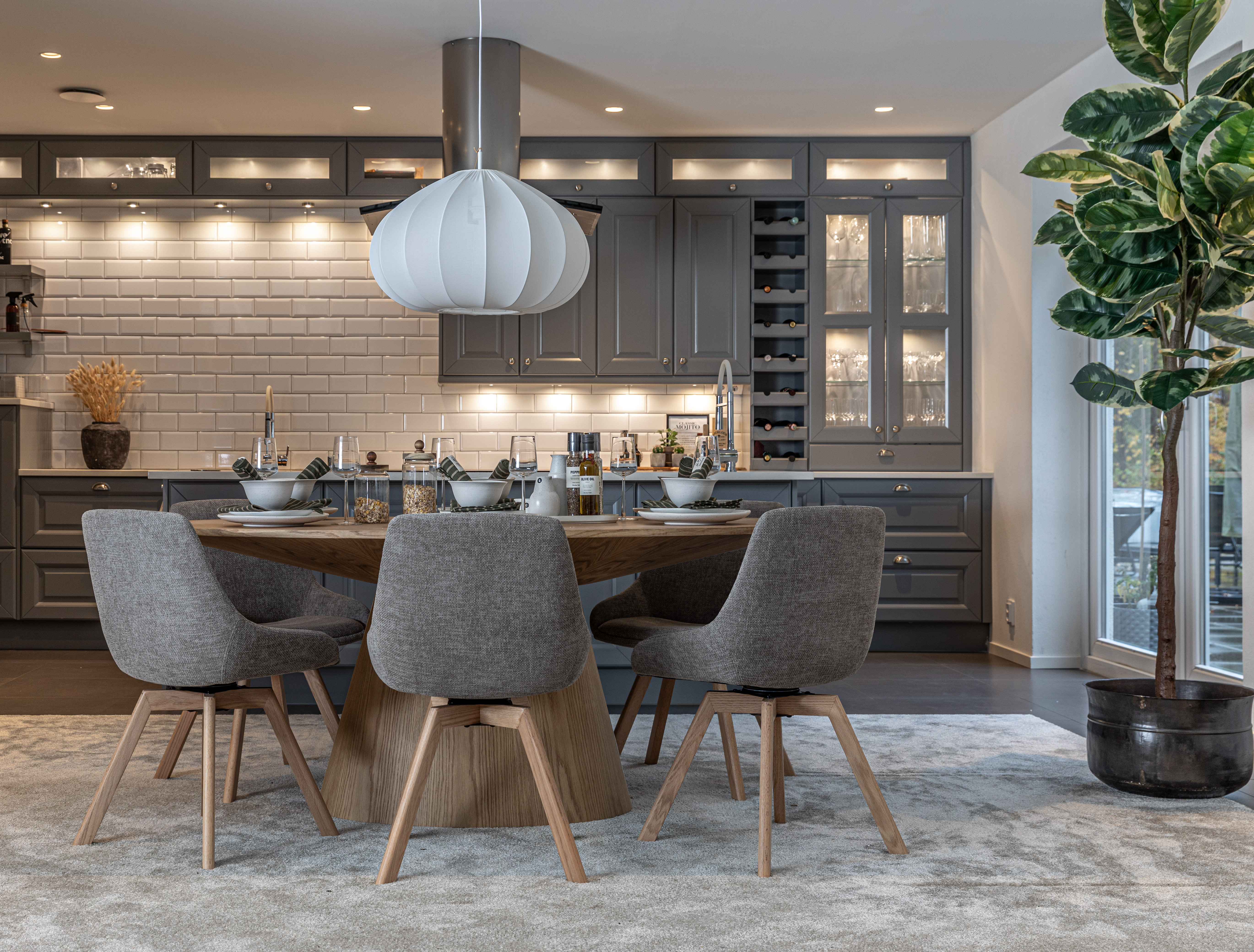 Float matbord ovalt ek med Amaris stolar