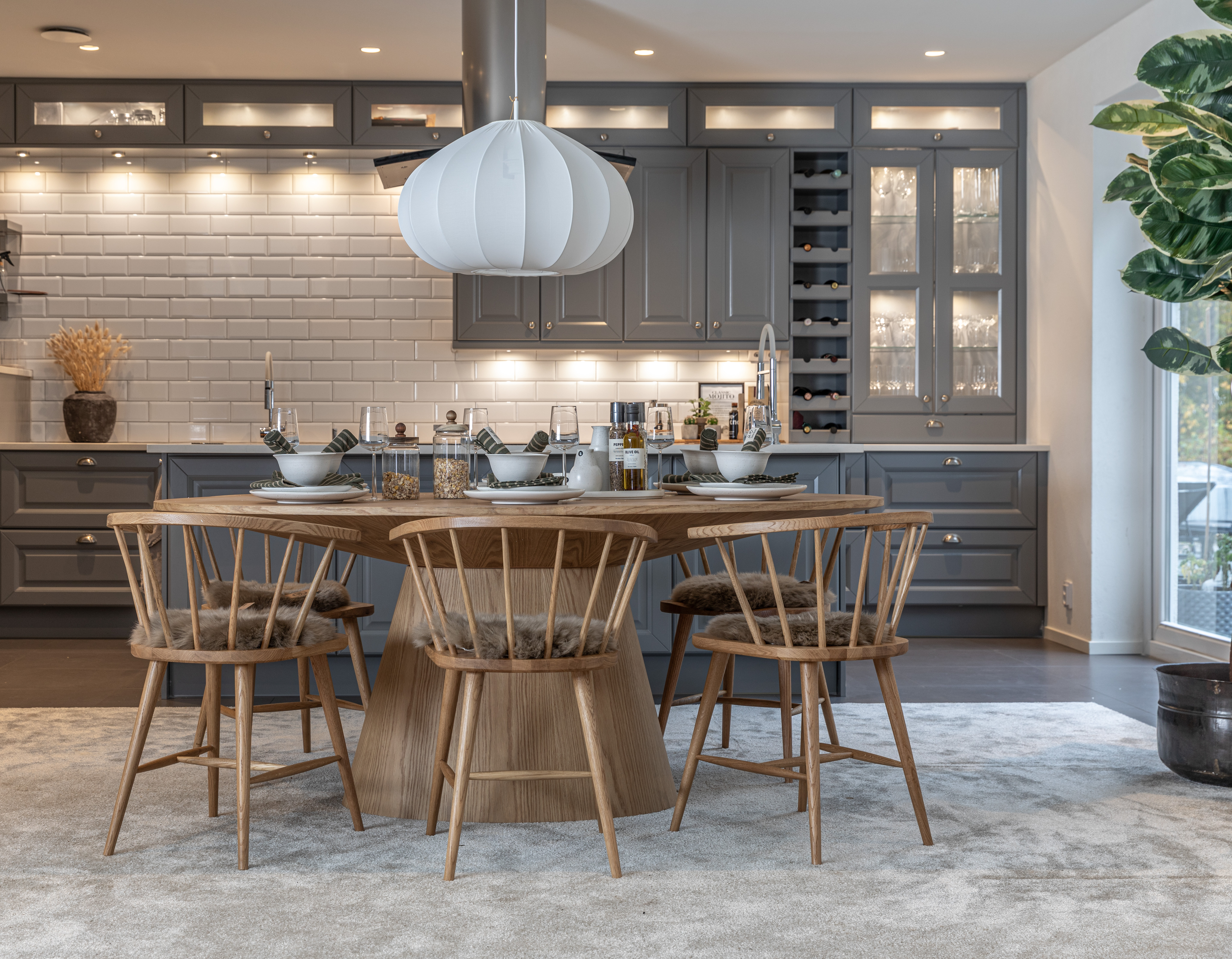 Float matbord ovalt ek med Björke stolar