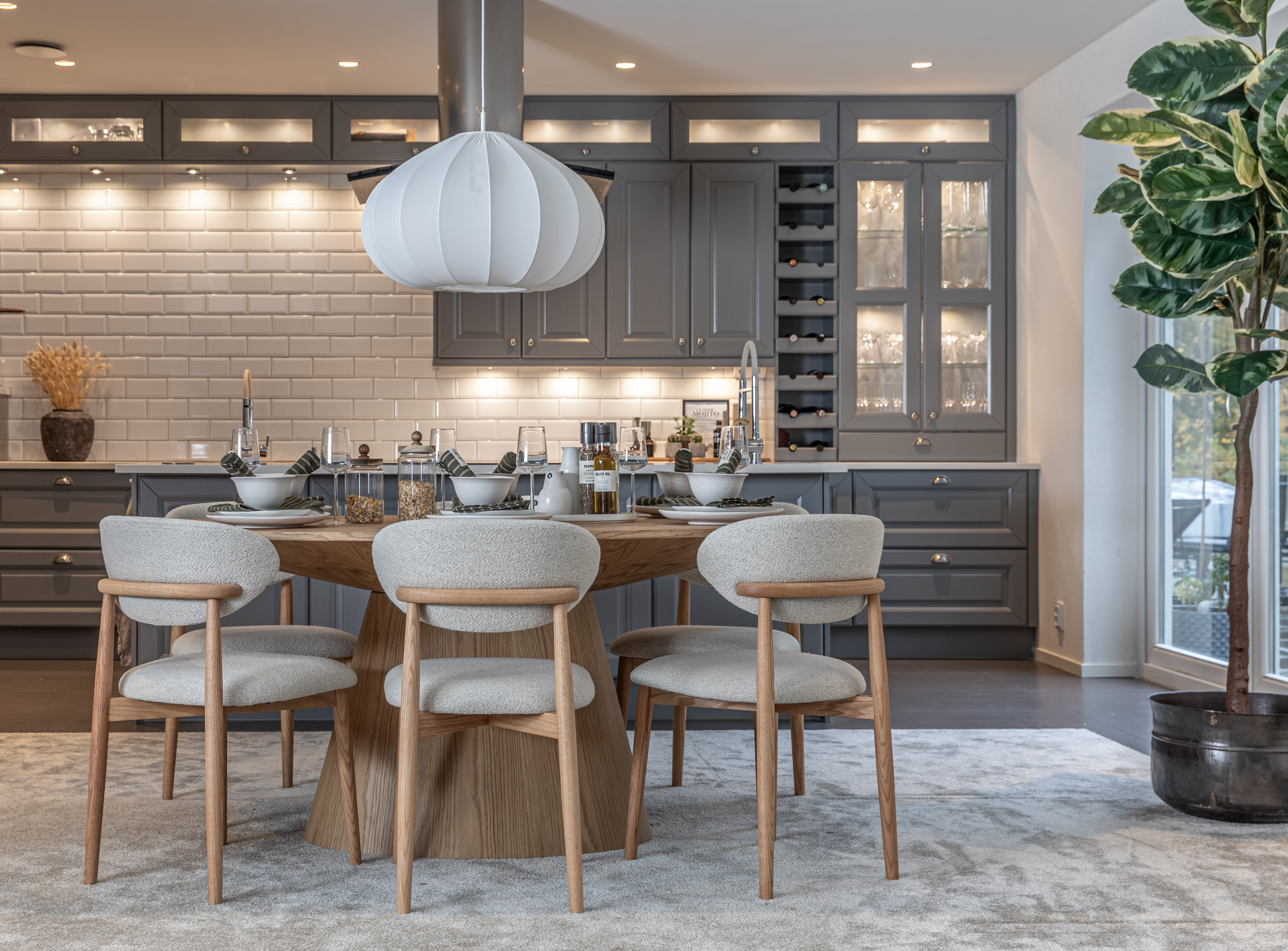 Float matbord ovalt ek med Le Chic stolar