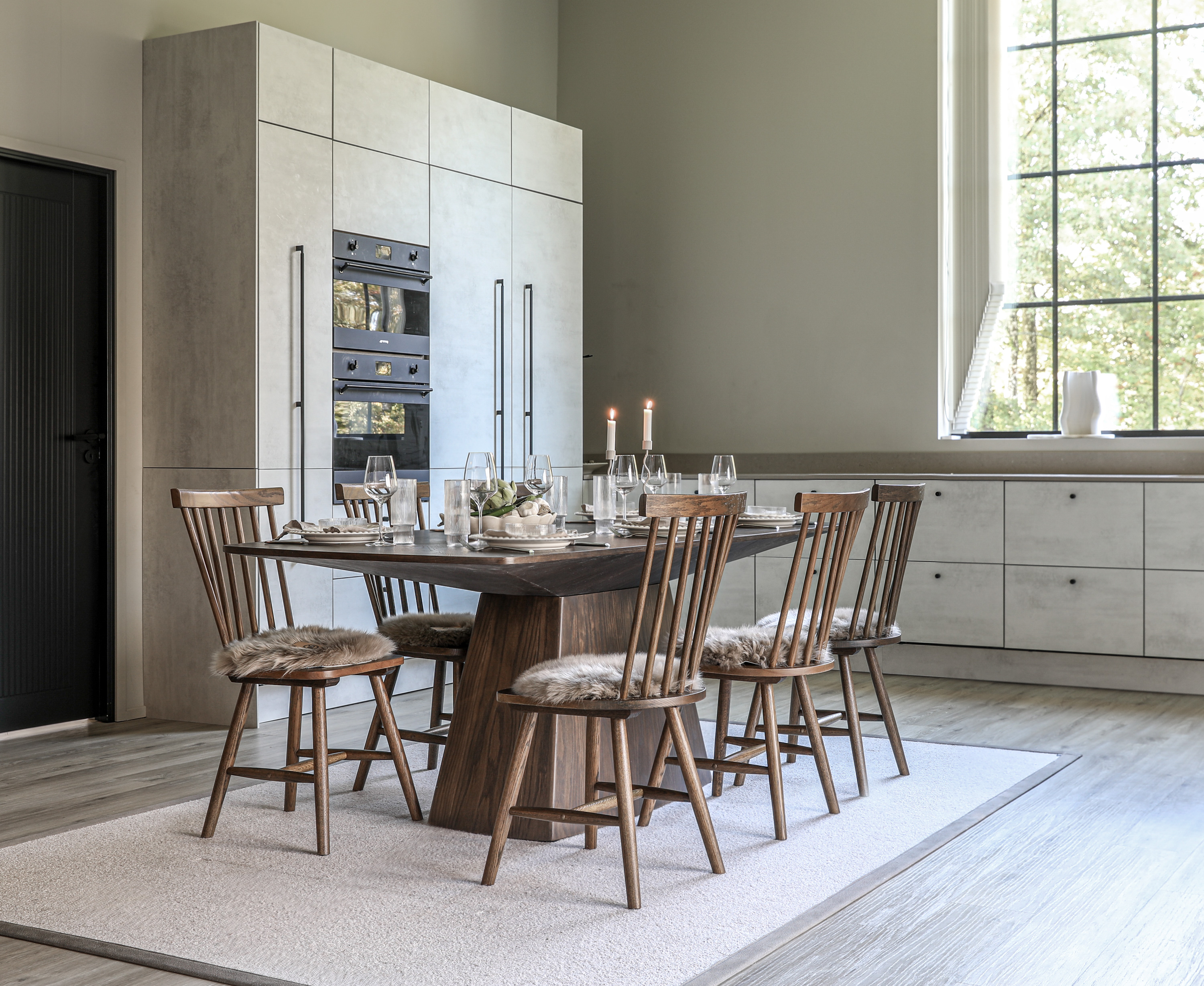 Float 200x95cm matbord smoked med stol 1