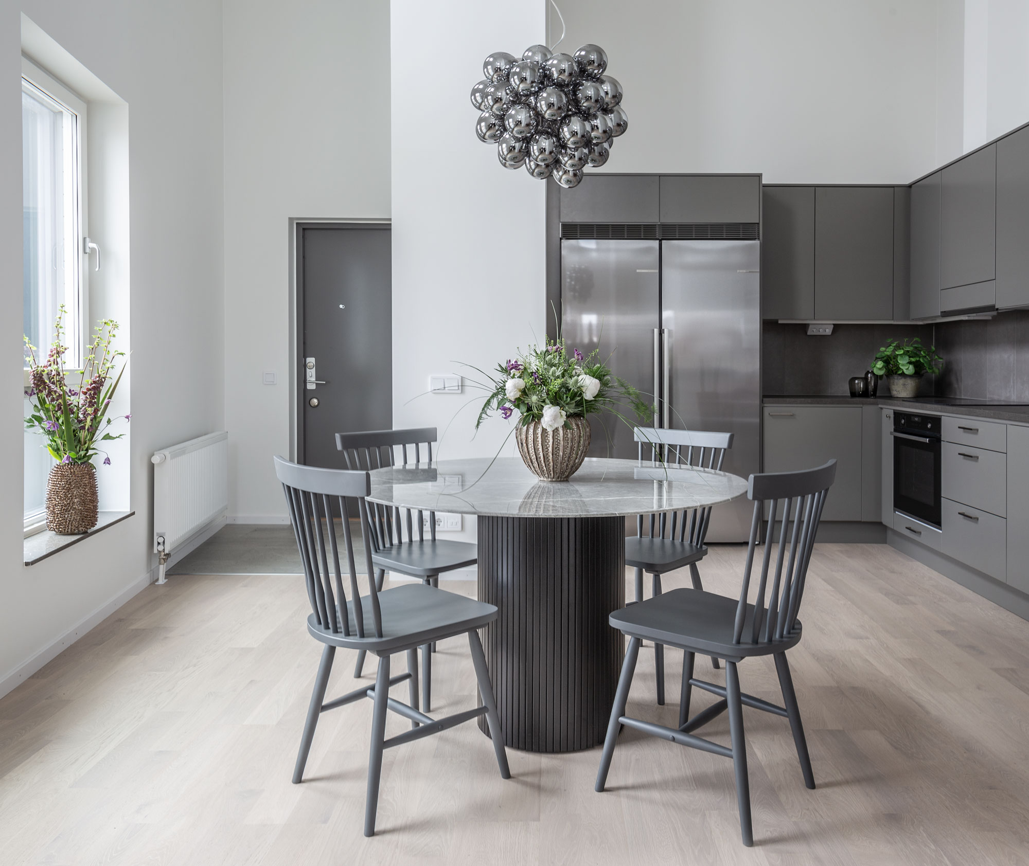 Marble matbord runt svart+ Birka grå