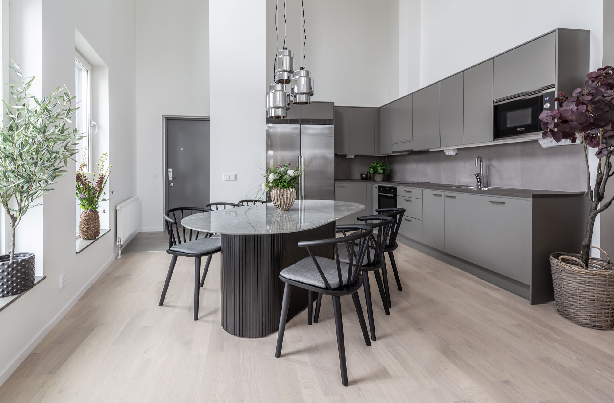 Marble matbord ovalt svart+ Edda