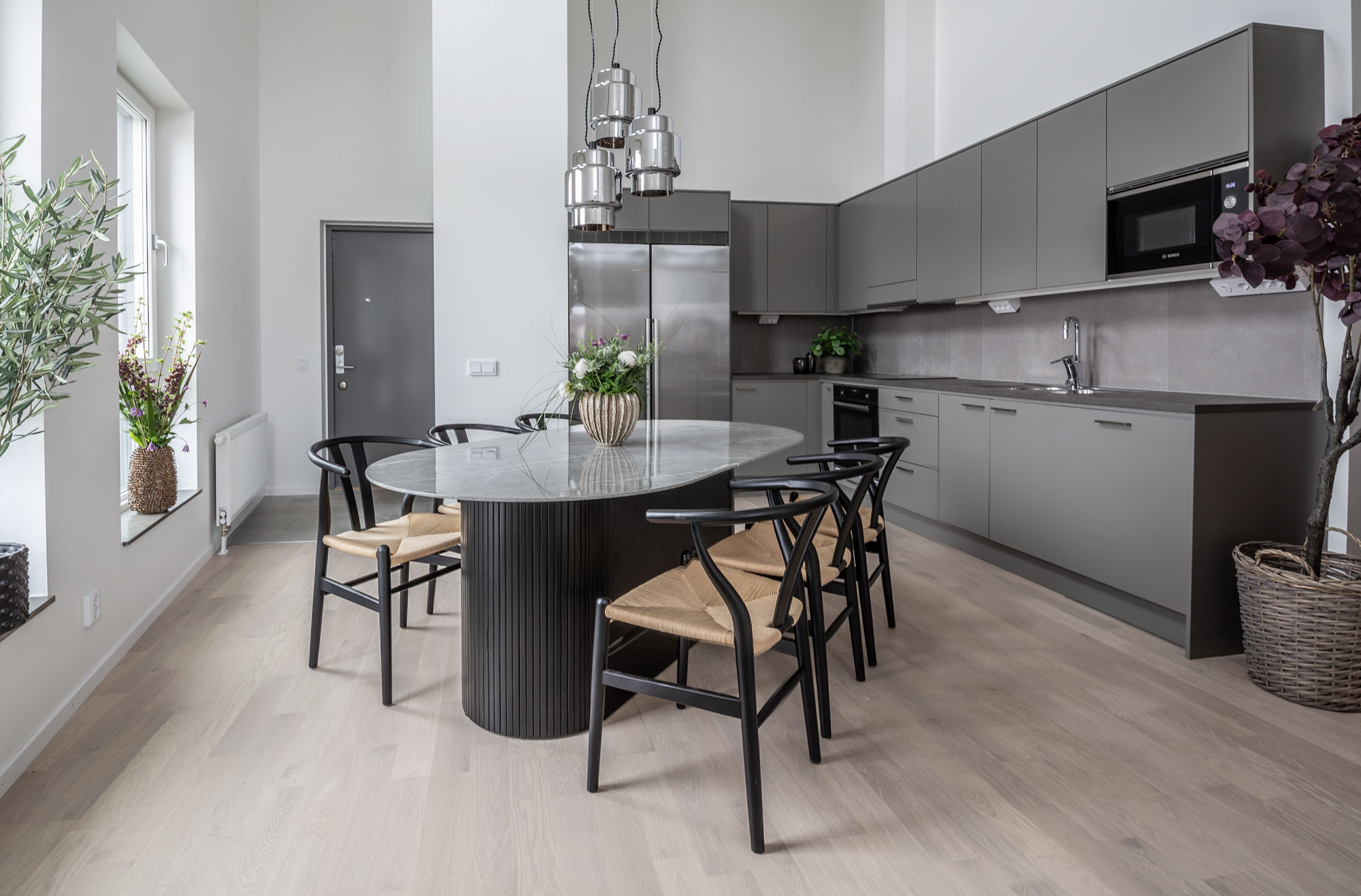 Marble matbord ovalt svart+ oskar svart