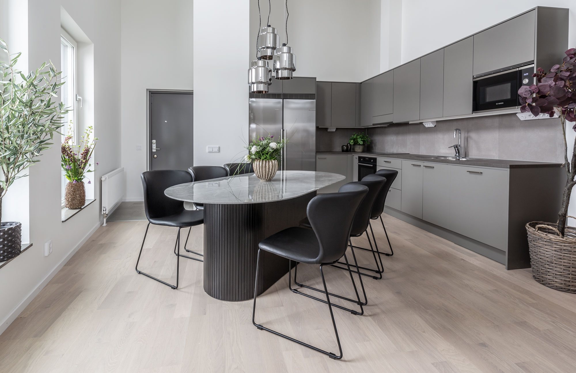 Marble matbord ovalt svart+ wing