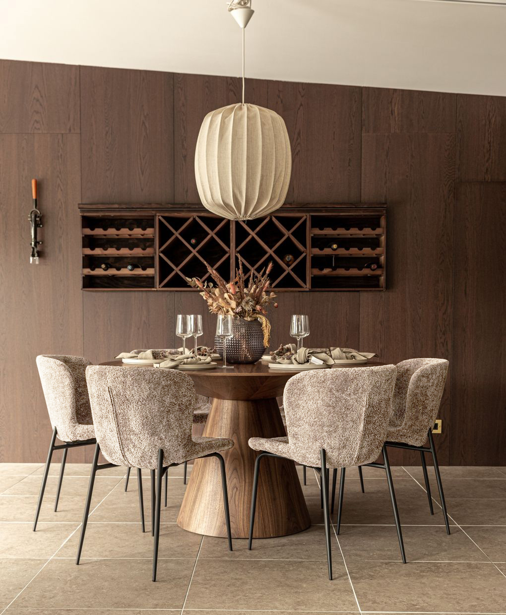 Float matbord 137cm valnöt med mjällby stolar